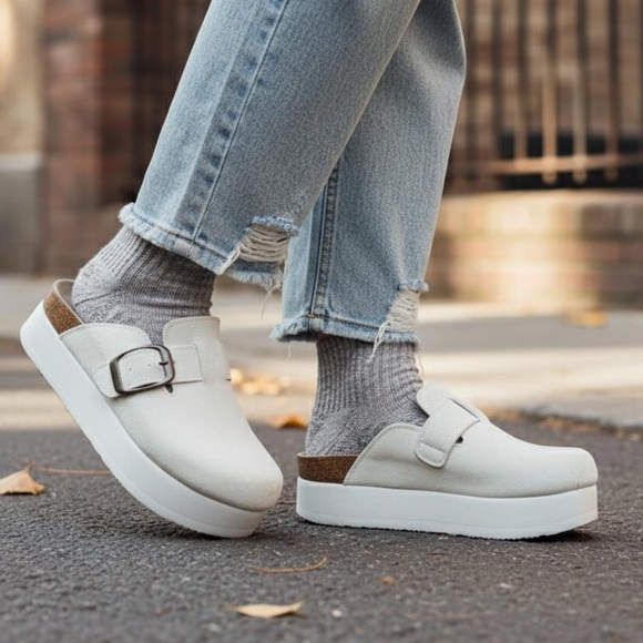 Cushionaire Granola Women’s Platform White Suede Clog Mule Size 7 - Picture 2 of 16